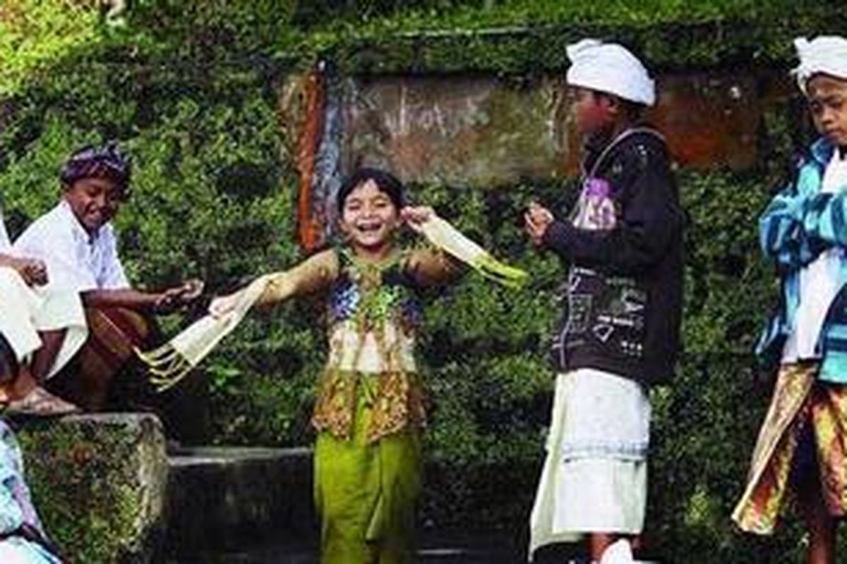 Anak-anak berpakaian adat bermain mengisi waktu istirahat di SD No 1 Jatiluwih, Kabupaten Tabanan, Bali, Rabu (2/2/2011). Pakaian adat harus dikenakan oleh murid-murid pada bulan purnama dan bulan tilem (mati).