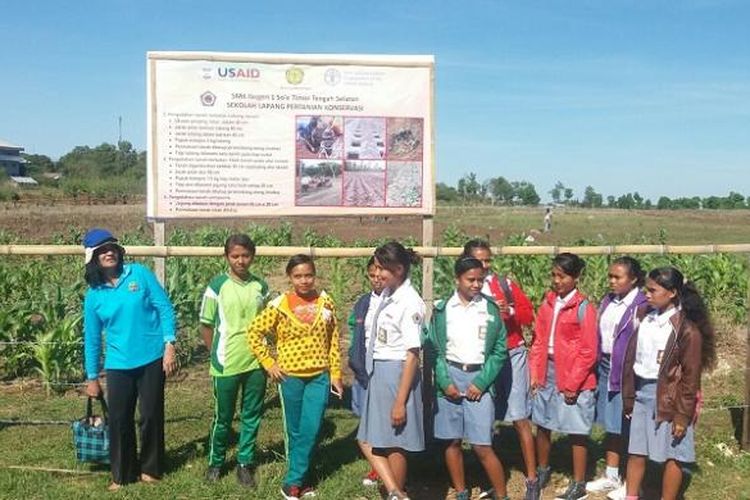 Para Siswi SMK Negeri I Timor Tengah Selatan (TTS), Nusa Tenggara Timur, sedang berpose bersama dengan latar belakang kebun milik sekolah