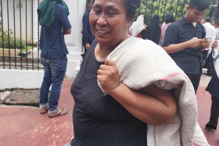Wanita yang mengaku pemulung asal Bekasi, Hana (56), saat diwawancarai di depan gerbang kantor Kemensetneg, Jakarta, Rabu (10/4/2024).