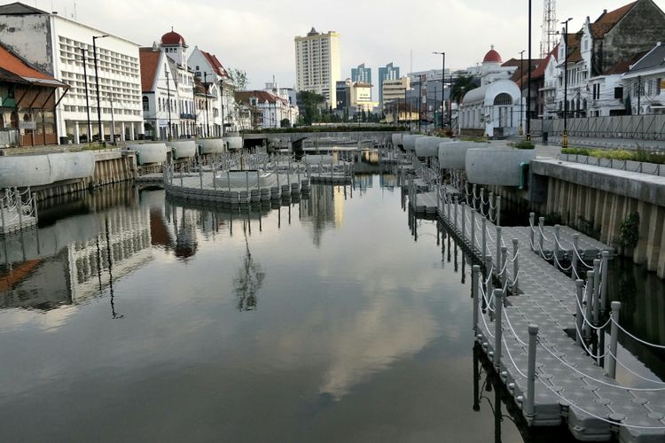 Taman apung dalam proyek revitalisasi kawasan Kali Besar, Kota Tua, Jakarta Barat. Foto diambil Minggu (11/2/2018).