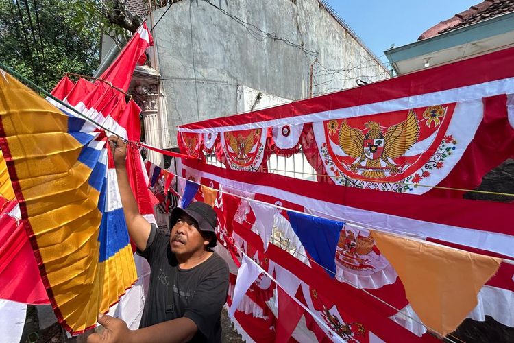 Cerita Pedagang Bendera asal Garut di Solo: Jualan 24 Jam dan Tidur di Emperan Toko demi 4 Anaknya