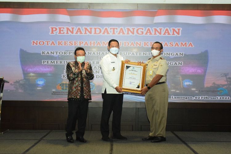 Bupati Lamongan Yuhronur Efendi, saat menerima penghargaan Menteri Agraria dan Tata Ruang/Kepala Badan Pertanahan Nasional (BPN) atas kesuksesan pelaksanaan PTSL di Lamongan 2021, Rabu (2/2/2022).