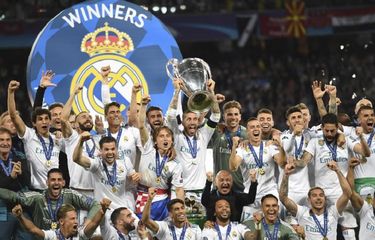Para pemain Real Madrid merayakan keberhasilan menjuara Liga Champions seusai mengalahkan Liverpool pada laga final di Kiev, 26 Mei 2018. 