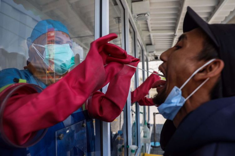 Tenaga kesehatan menggunakan alat pelindung diri (APD) mengambil sampel dengan metode swab test di GSI Lab (Genomik Solidaritas Indonesia Laboratorium), Cilandak, Jakarta Selatan, Rabu (30/9/2020). Untuk memutus rantai penularan Covid-19, Genomik Solidaritas Indonesia (GSI Lab) membuka laboratorium tes PCR berstandar Biosafety Level (BSL) 2+.