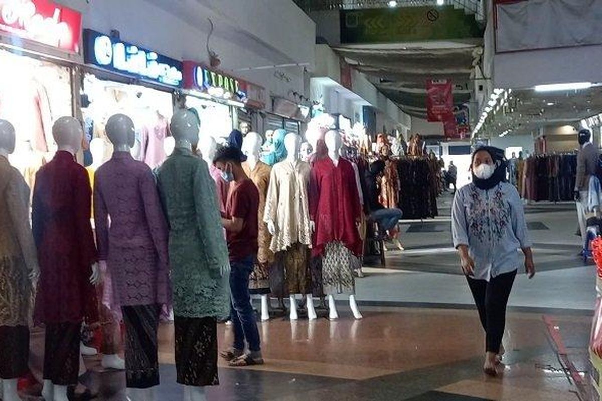 Setelah tutup sekitar tiga pekan, Pasar Tanah Abang yang menjual garmen kembali buka, Senin (26/7/2021)