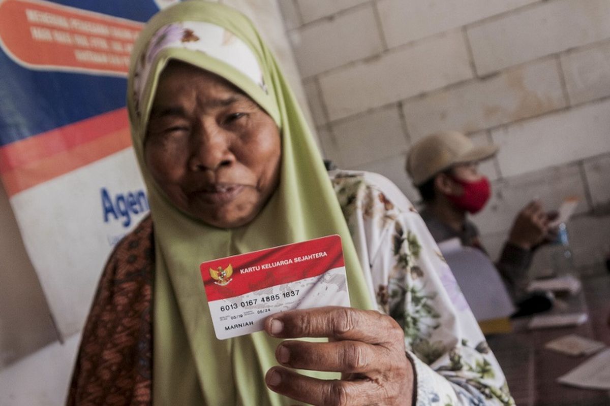 Warga menunjukkan Kartu Keluarga Sejahtera saat penyaluran bantuan sosial Program Keluarga Harapan (PKH) di Desa Margajaya, Lebak, Banten, Selasa (6/10/2020). Kementerian Sosial memastikan bantuan bagi penerima kartu sembako dan Program Keluarga Harapan (PKH) akan berlanjut hingga 2021 jika pandemi COVID-19 belum berakhir sebagai upaya memberikan perlindungan sosial bagi masyarakat terdampak pandemi COVID-19. ANTARA FOTO/Muhammad Bagus Khoirunas/agr/foc.