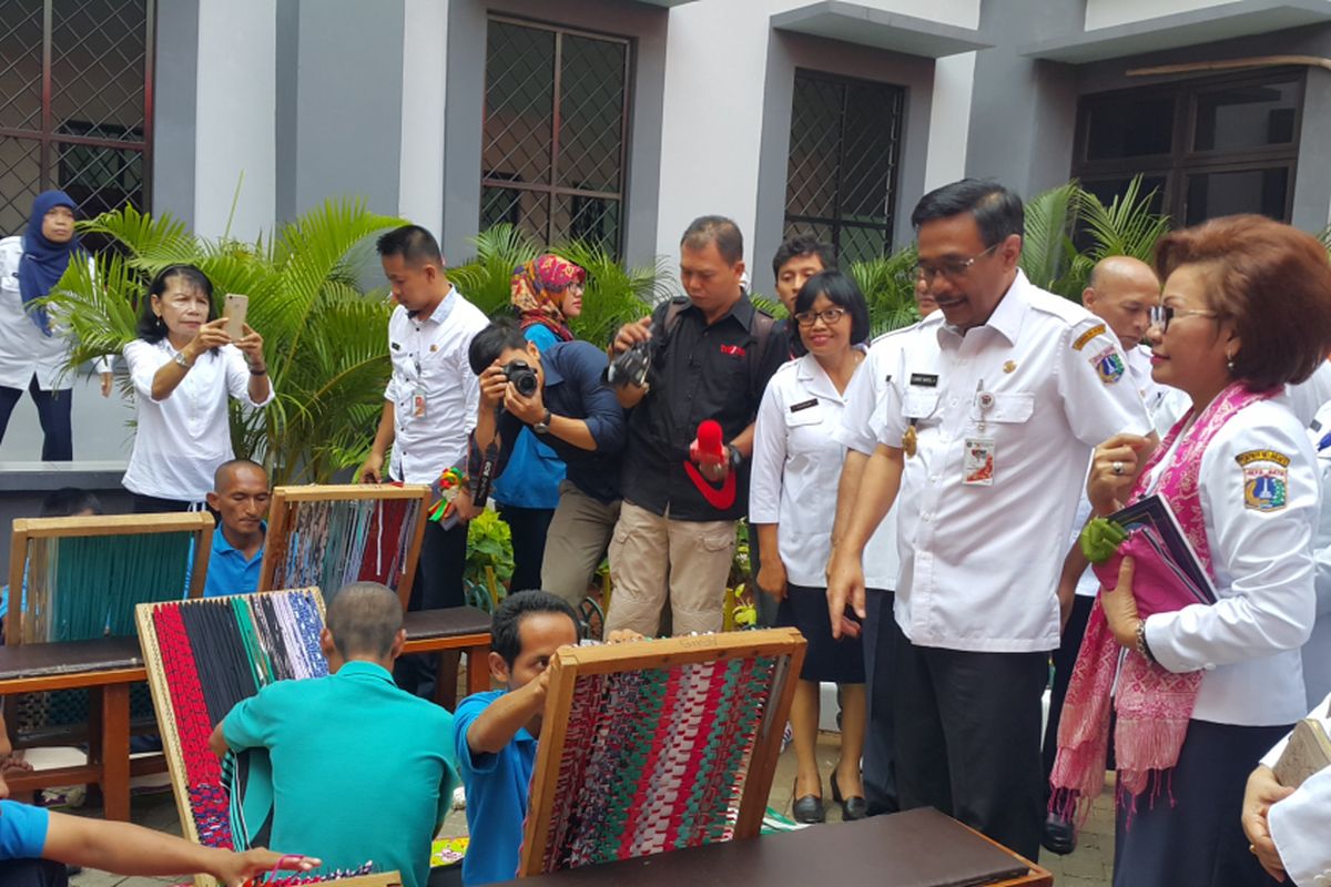 Gubernur DKI Jakarta Djarot Saiful Hidayat meninjau penghuni Panti Sosial Bina Laras Harapan Sentosa 3, Jakarta Barat, membuat keset dan lap pengepel lantai, Selasa (30/8/2017).