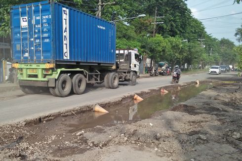 Jalan Mayjen Sungkono Berlubang Mirip Kolam, Ini Kata PDAM Gresik 