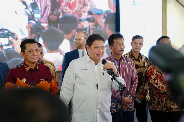 Menteri Koordinator Bidang Perekonomian (Menko Perekonomian) Airlangga Hartarto dalam Grand Launching Wiraraja Green Renewable Energy and Smart-Eco Industrial Park (GESEIP) di Kawasan Industri Wiraraja, Batam, Provinsi Kepulauan Riau, Senin.