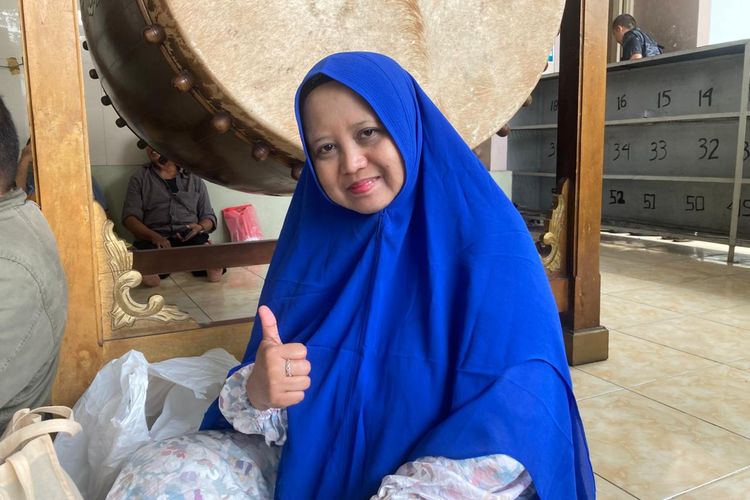 Devi (40), sedang menunggu anaknya, Aisyah, mengikuti Ujian Tulis Berbasis Komputer (UTBK) di Universitas Pembangunan Nasional Veteran Jakarta (UPNVJ) di Jakarta Selatan, Kamis (23/4/2026).