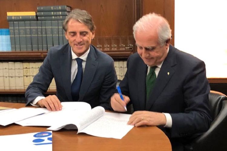 Roberto Mancini resmi menandatangani kontrak dua tahun sebagai pelatih timnas Italia, Senin (14/5/2018).