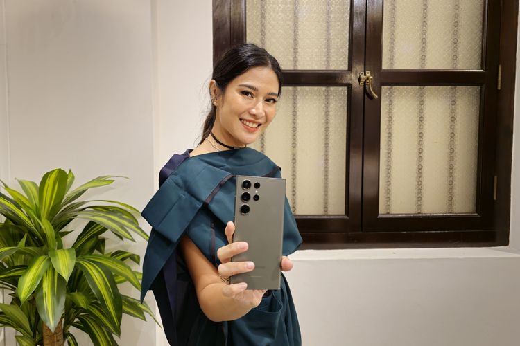 Team Galaxy Dian Sastrowardoyo berpose bersama ponsel flagship Samsung Galaxy S23 Ultra varian warna Green, saat menghadiri rangkaian avara Galaxy Unpacked 2023 di Singapura, Kamis (2/2/2023). 