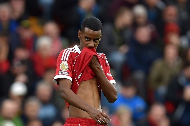 Penyerang Liverpool Alexander Isak bereaksi pada laga Liga Inggris antara Liverpool dan Manchester United di Anfield di Liverpool, Inggris barat laut pada 19 Oktober 2025.