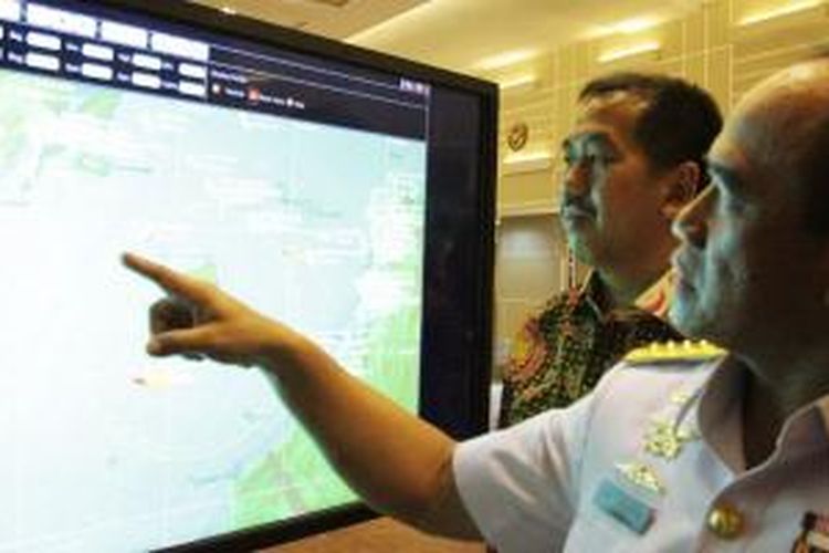 KSAL Laksamana TNI Ade Supandi (kanan) menunjukkan peta lokasi KRI yang dilengkapi dengan Siskomsat kepada Direktur Enterprise & Business Service Telkom, Muhammad Awaluddin (kiri) 