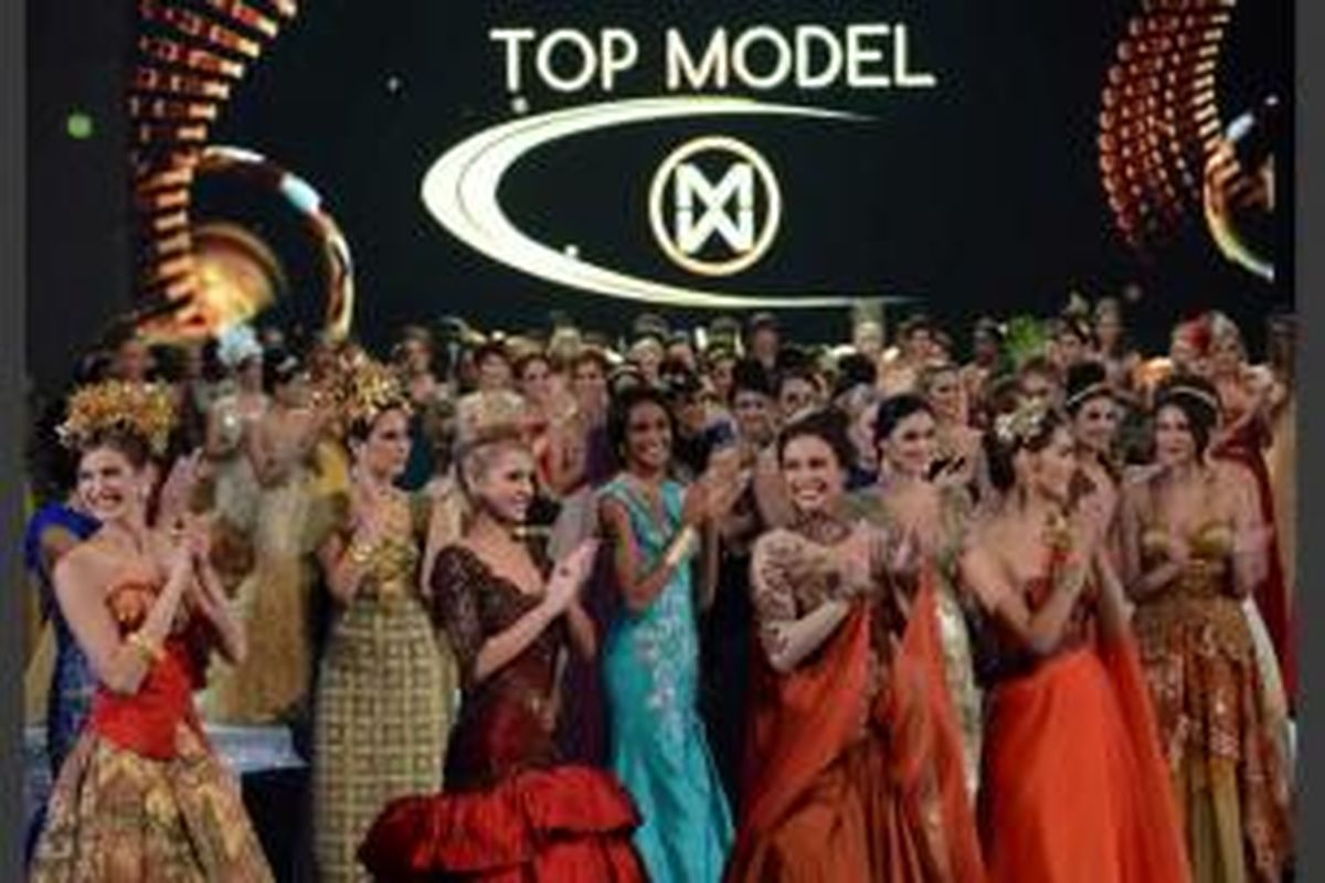 Kontestan Miss World 2013 saat acara peragaan busana di Nusa Dua, Bali, 24 September 2013. Final Miss World 2013 akan diselenggarakan pada 28 September di Bali.