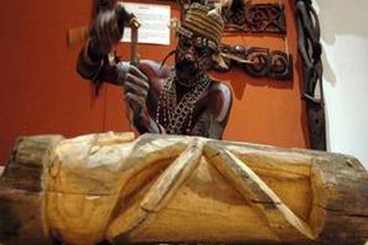 Suku Asmat terkenal dengan keunikan ide dan kerajinan ukiran kayunya, seperti diperlihatkan oleh Decky (56) yang mendemonstrasikan pembuatan patung leluhur berbahan kayu asem.