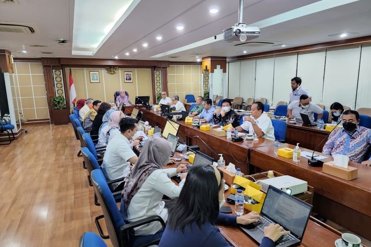 Dirjen PHI-JSK Kementerian Ketenagakerjaan, Indah Anggoro Putri memimpin sidang pleno bersama dengan Dewan Pengupahan Nasional (Depenas), pengusaha, dan serikat pekerja membahas mengenai penetapan upah minimum tahun 2023, di Kantor Kemenaker, Selasa (20/9/2022).