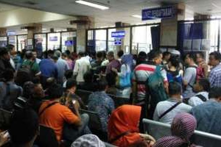 Masyarakat yang antri di Samsat Jakarta Timur buat mengurus surat-surat kendaraan