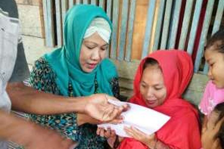  Istri bupati Aceh Utara, Hj Cut Ratna Irawati menyerahkan surat kepemilikan sepeda motor untuk warga lumpuh sejak kecil, Darmiati (33) di Desa Asan Seuleumak, Kecamatan Paya Bakong, Aceh Utara
