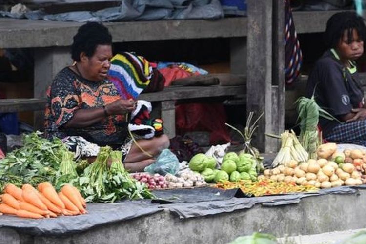 Sejumlah pedagang berjualan di Pasar Tradisional Tolikelek, Kota Wamena, Kabupaten Jayawijaya, Papua, Kamis (10/10). Pasca kerusuhan pada 23 September 2019, kini kondisi Wamena mulai aman dan kondusif, aktivitas sekolah, pasar tradisional dan pelayanan pemerintahan mulai kembali normal. 