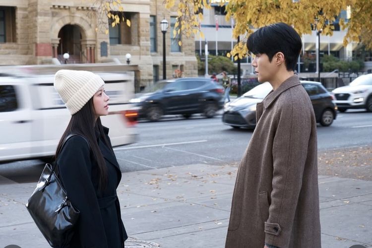 Outfit aktris Go Youn Jung dalam serial ‘Can This Love Be Translated?’