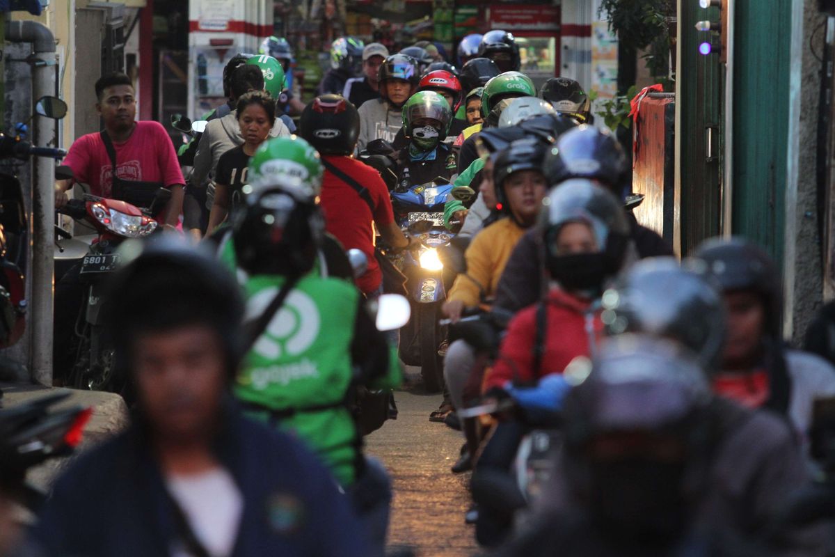 Suasana jalan yang dipadati pengendara motor di kawasan Pasar Minggu, Jakarta Selatan, Rabu (15/1/2020). Menghindari kemacetan di jalan raya Lenteng Agung, imbasnya jalan tersebut juga macet.