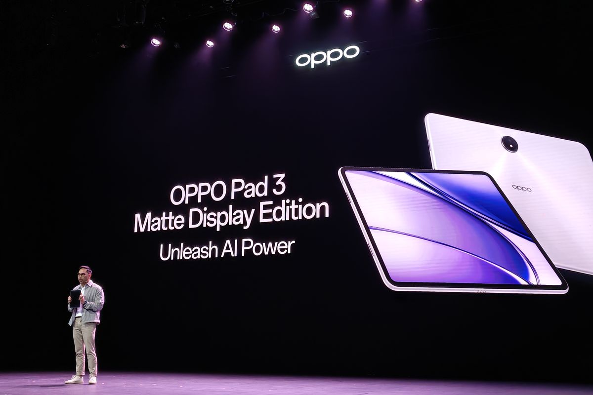 Head of PR Oppo Indonesia, Arga Bima di atas panggung peluncuran Oppo Pad 3 Matte Display Edition di Ciputra Artpreneur, Jakarta Selatan, Rabu (30/4/2025).