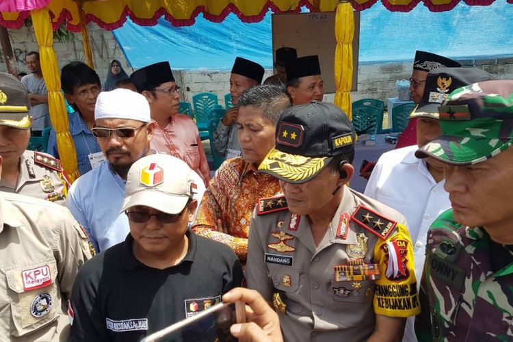 Tim gabungan Bawaslu, KPU, Polda Riau, TNI dan BIN meninjau sejumlah TPS di lokasi rawan dan terisolir di Provinsi Riau, Rabu (27/6/2018). 
