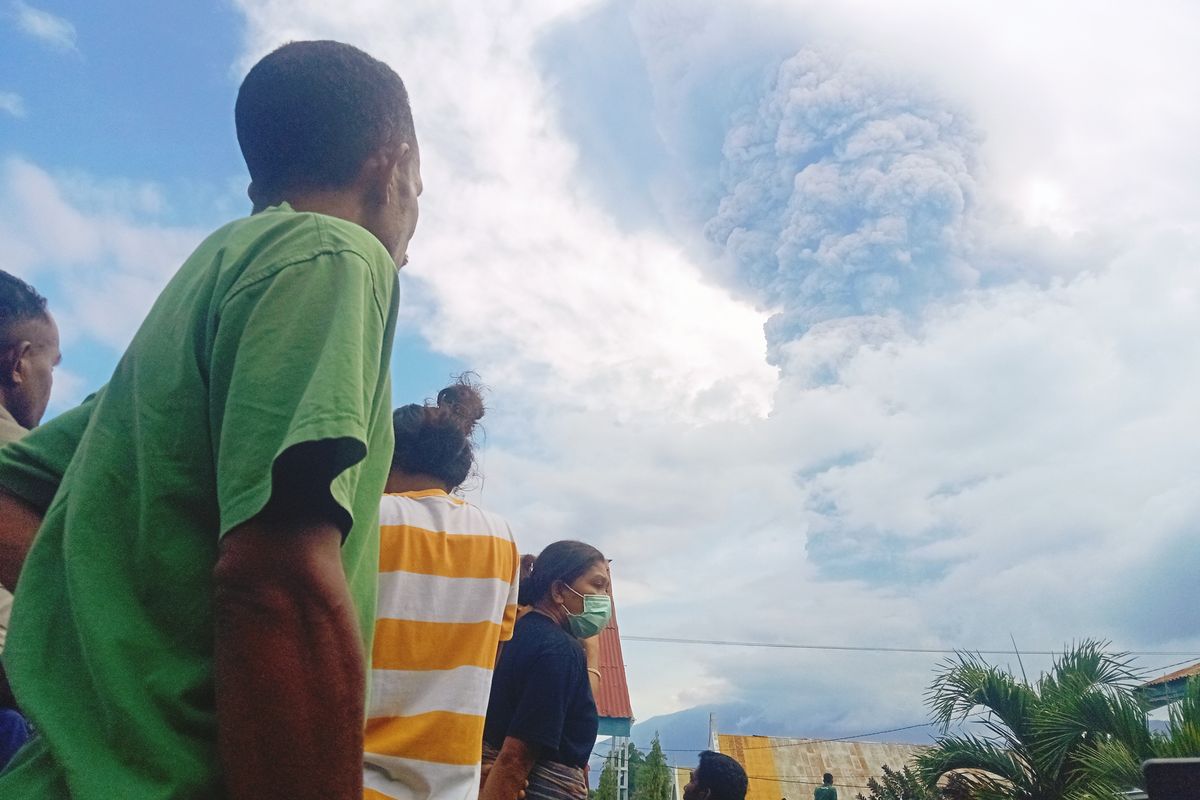 Gunung Lewotobi Kembali Meletus Disertai Gemuruh, Pengungsi Panik