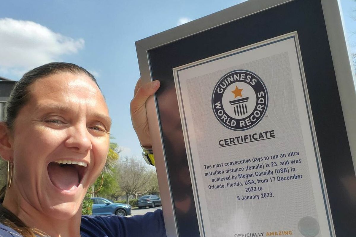 Megan Cassidy dengan sertifikat Guinnes World Records.  

