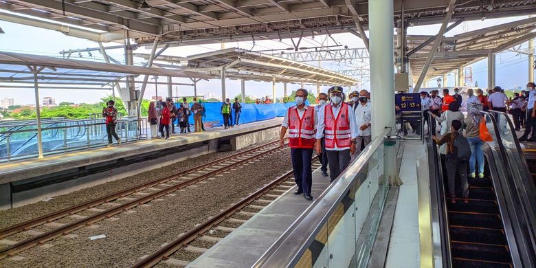Menteri Perhubungan Budi Karya Sumadi meninjau bangunan baru Stasiun Manggarai, Minggu (26/9/2021).