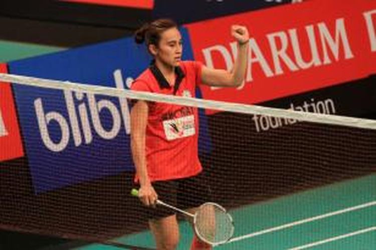 Pemain Jaya Raya Jakarta, Bellaetrix Manuputty, merayakan kemenangan atas Intan Dwi Jayanti dari tim Djarum Kudus pada partai terakhir semifinal Djarum Superliga Badminton 2015 di Denpasar, Jumat (30/1/2015).