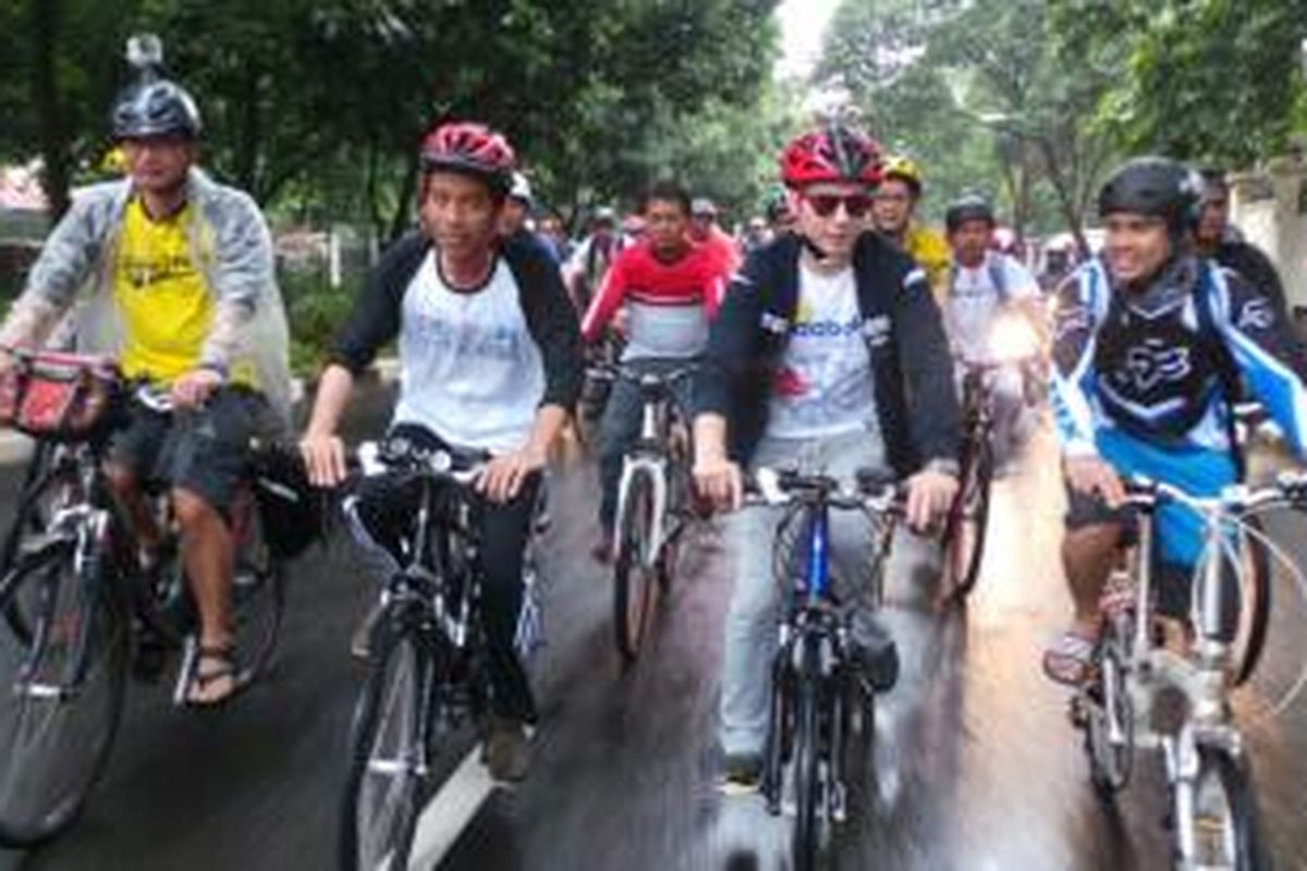 Gubernur DKI Jakarta Joko Widodo bersepeda dengan pebalap MotoGP Jorge Lorenzo.