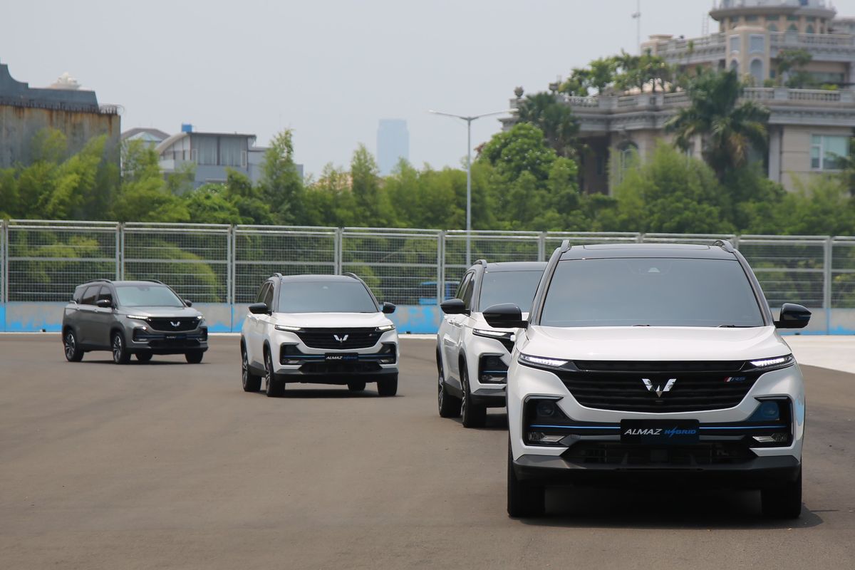 Wuling menyediakan 4 unit Almaz Hybrid bagi komunitas Wuling untuk melintasi track Jakarta International E-Prix Circuit, Ancol sejauh 2,4 kilometer per putaran