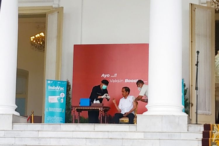 Presiden Joko Widodo saat menjalani penyuntikan vaksin booster Covid-19 dosis kedua di Istana Kepresidenan Bogor, Kamis (25/11/2022). 
