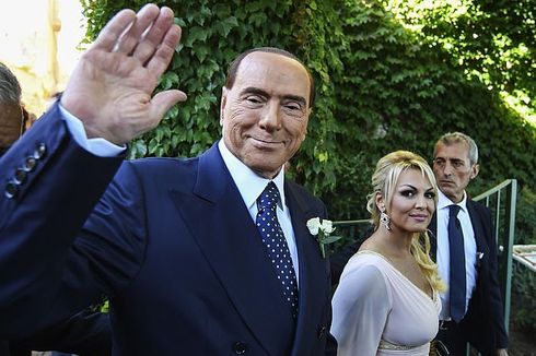 Mantan PM Italia dan Bos AC Milan Silvio Berlusconi Keluar dari Rumah Sakit