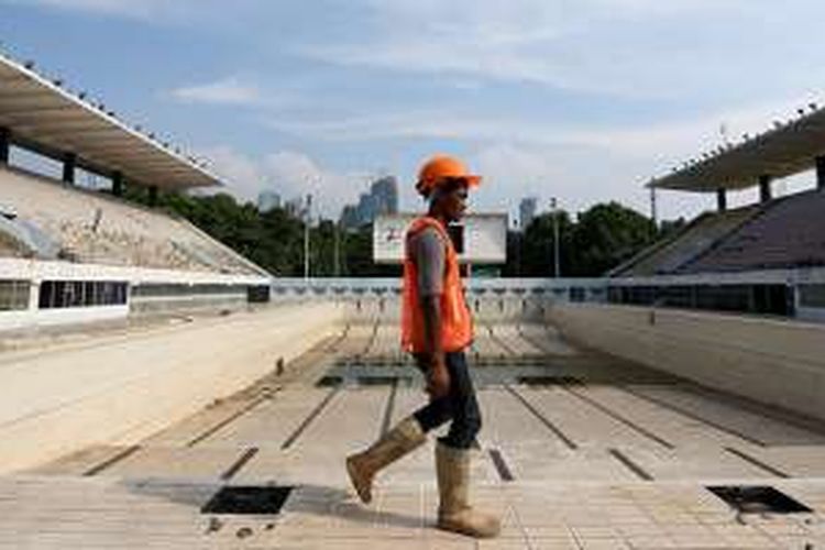 Kolam renang Gelora Bung Karno, Senayan, Jakarta, Rabu (24/8/2016). Menjelang kegiatan Asian Games 2018, pemerintah merehabilitasi venues atau tempat pertandingan olahraga di dalam kompleks Gelora Bung Karno (GBK) yang ditargetkan selesai pada September 2017.