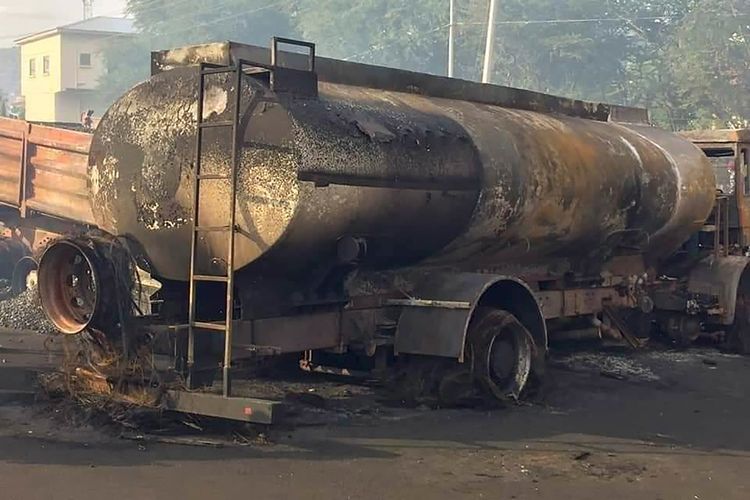 Lokasi tangki BBM meledak akibat tabrakan truk di wilayah Wellington, pinggiran ibu kota Sierra Leone, Freetown, Sabtu (6/11/2021). Laporan awal dari otoritas setempat mengatakan, 80 orang tewas.