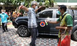 Kebiasaan Baru Ganjar, Bagikan Beras dan Sembako Saat Kunjungan ke Luar Kota