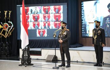 Kapolri Jenderal Listyo Sigit menyematkan penganugerahan tanda kehormatan Bintang Bhayangkara Pratama yang ditandatangani oleh Presiden Indonesia Joko Widodo (Jokowi), kepada 61 perwira tinggi Polri, 8 perwira tinggi TNI dan 5 Aparatur Sipil Negara (ASN), di Gedung Rupatama Mabes Polri, Jakarta Selatan, Kamis (30/12/2021).