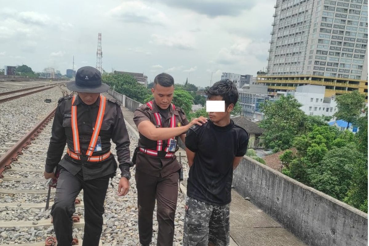 Petugas PT KAI Sumut saat menangkap pencuri kabel sinyal dan telekomunikasi di perlintasan KM 0+400 Jalan layang, Stasiun Medan-Stasiun Pulu Brayan, Kota Medan, Sabtu (26/4/2025). 