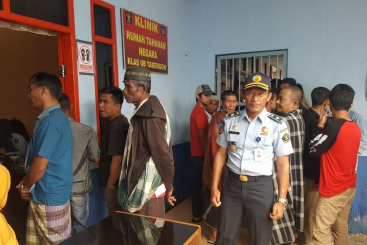 Kepala Rutan Kelas II B Takengon, Sugiyanto, bersama sejumlah warga binaan, saat mengontrol proses pelayanan kesehatan, Selasa (2/10/2018). 