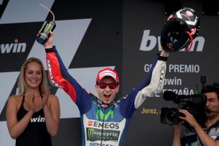 Pebalap Movistar Yamaha asal Spanyol, Jorge Lorenzo, merayakan kemenangan pada GP Spanyol di atas podium Sirkuit Jerez, Minggu (3/5/20150.