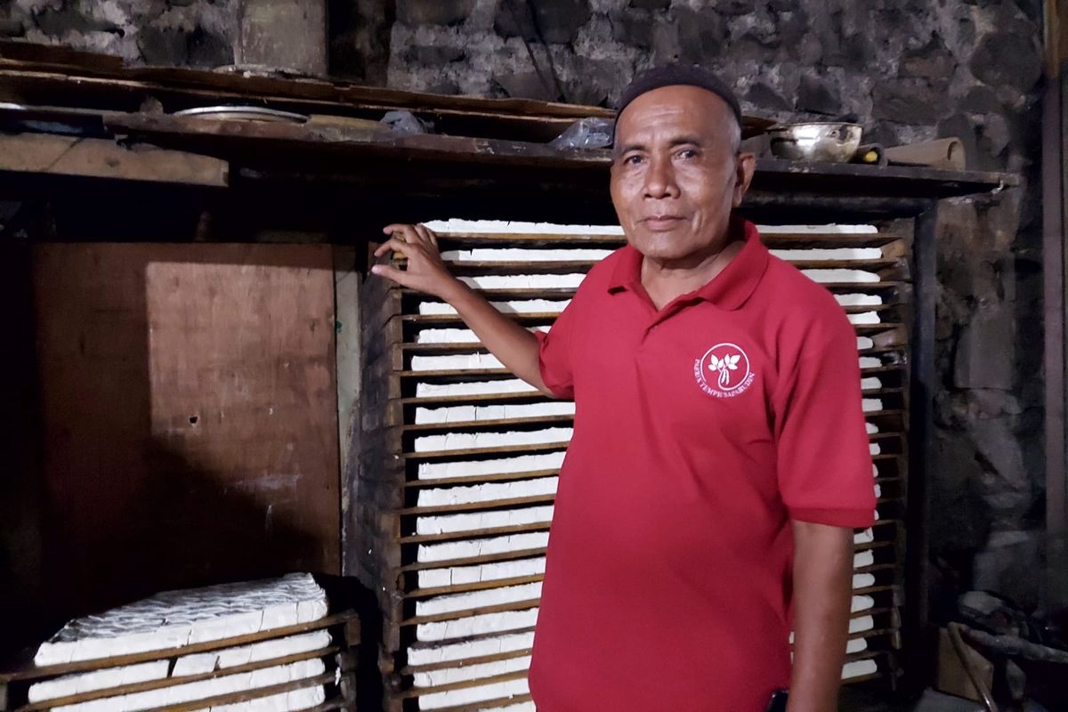 Saparudin, sesepuh serta guru para perajin tempe di Kampung Sanja, Citeureup, Bogor, Jawa Barat