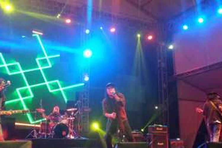 Gangstarasta tampil di Lake Stage dalam festival musik Synchronize Fest yang digelar di Gambir Expo, JIExpo Kemayoran, Jakarta Pusat, Jumat (28/10/2016).