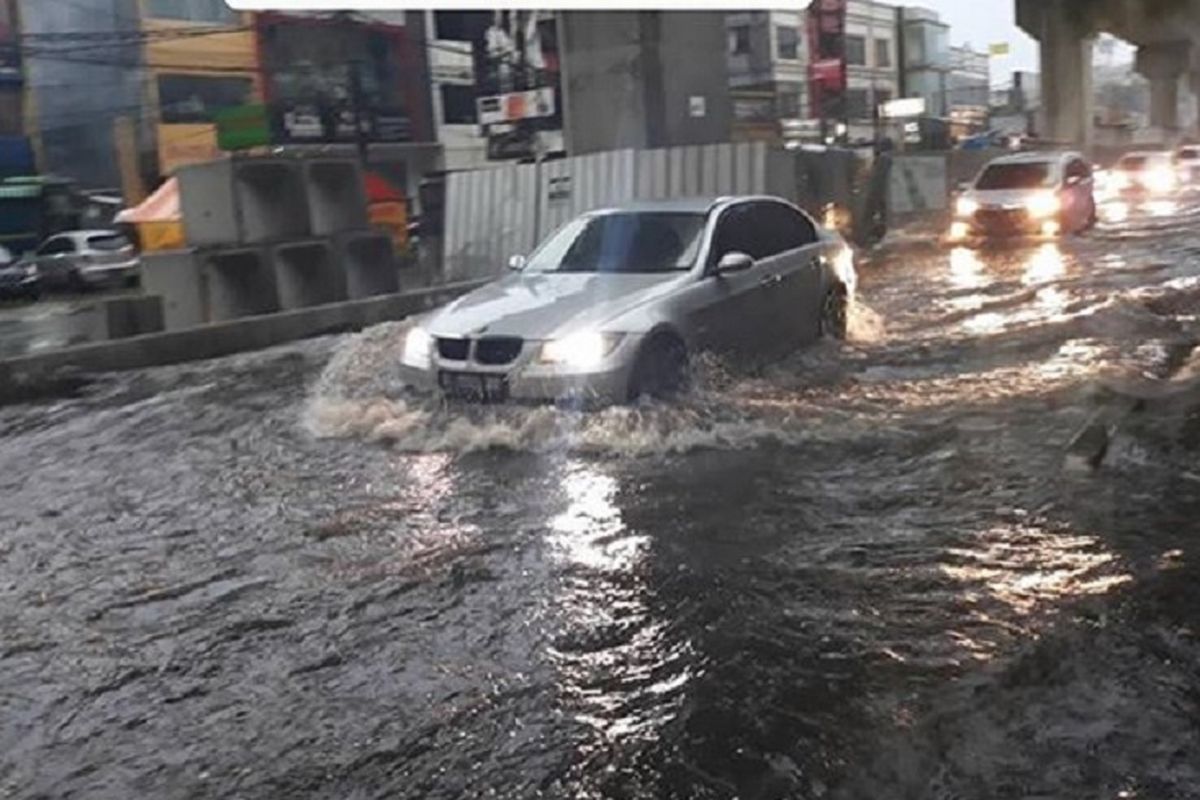 Hujan deras yang terjadi pada Selasa (12/6/2018) sore menyebab banjir di Jalan Fatmawati, Jakarta Selatan, 
