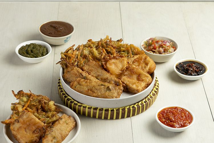 Aneka gorengan dengan sambal cocolan tradisional yang dijual Dailybox di Singapura.