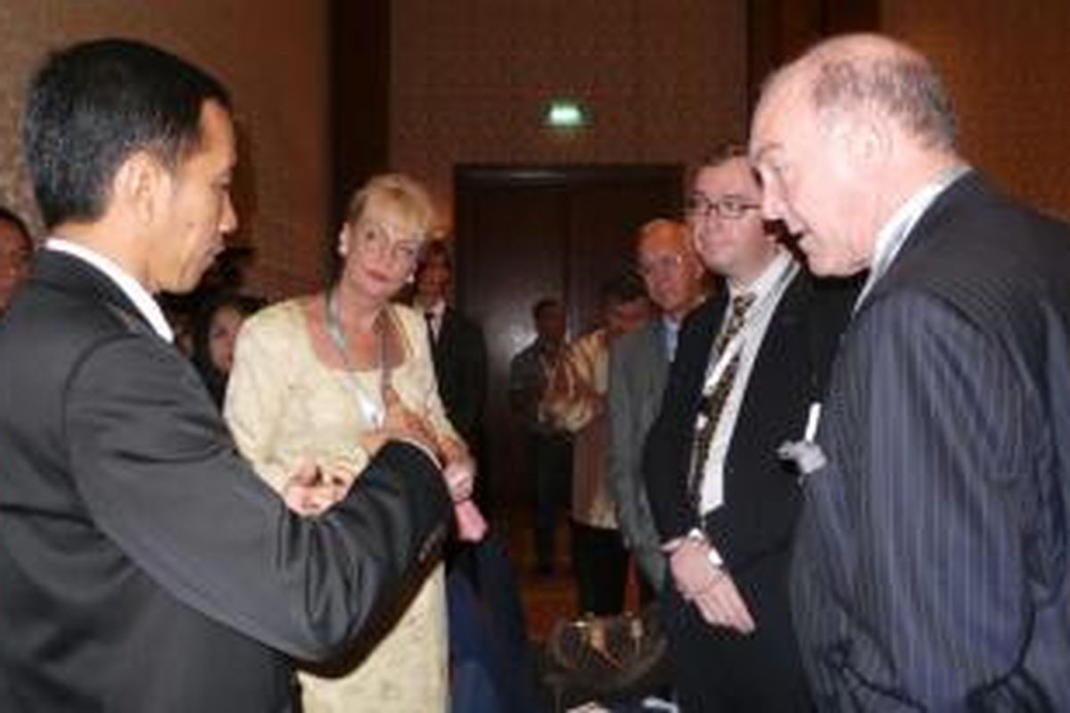 Gubernur DKI Jakarta Joko Widodo (kiri) berbincang-bincang dengan kepala daerah negara-negara di ASEAN dalam Meeting of the Governors/Majors of the Capitals of ASEAN di Hotel JW Marriot Jakarta, Rabu (18/9/2013).