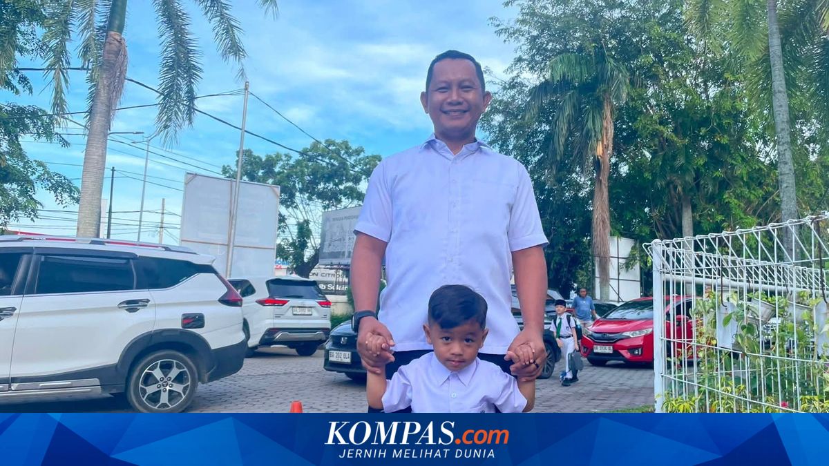 Ketika Para Ayah di Padang Cuti demi Menggandeng Tangan Anak di Hari Pertama Sekolah