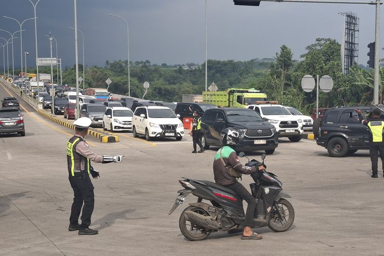 Libur Panjang Paskah, Kendaraan Padat Merayap Keluar dari Tol Bocimi Sukabumi